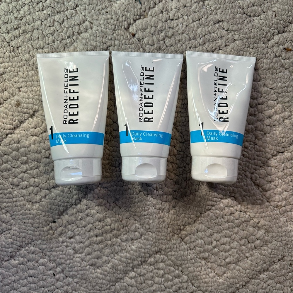 Rodan + Fields REDEFINE Daily Cleansing Mask - White and Blue